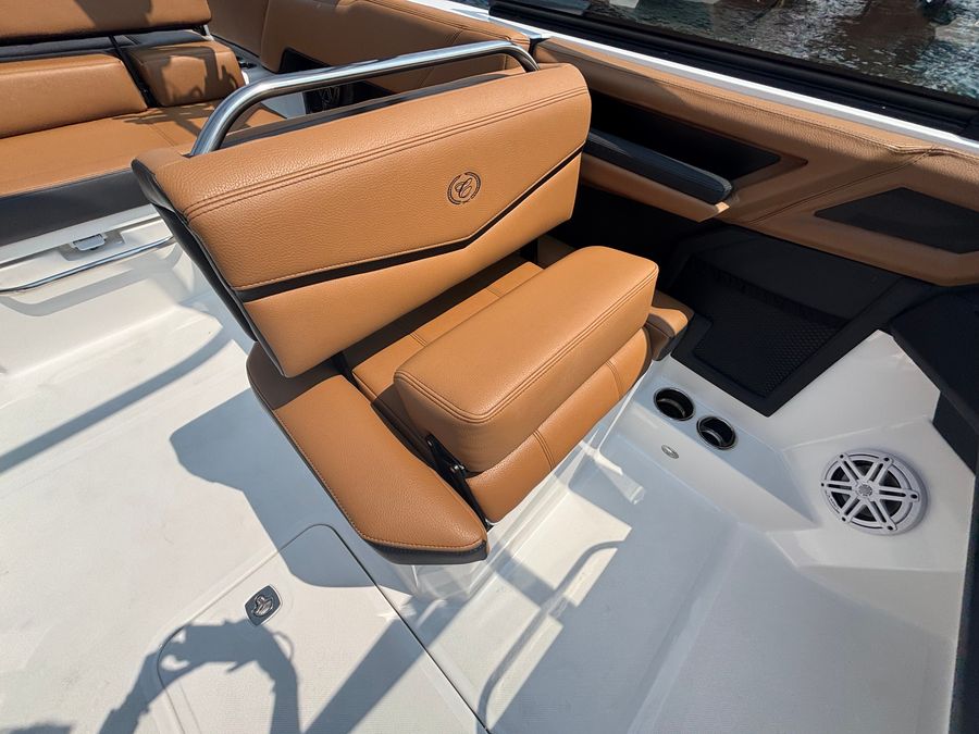2027 Cobalt R4 Surf, photo 10 of 18