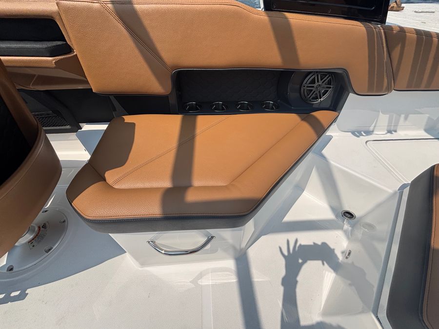 2027 Cobalt R4 Surf, photo 5 of 18