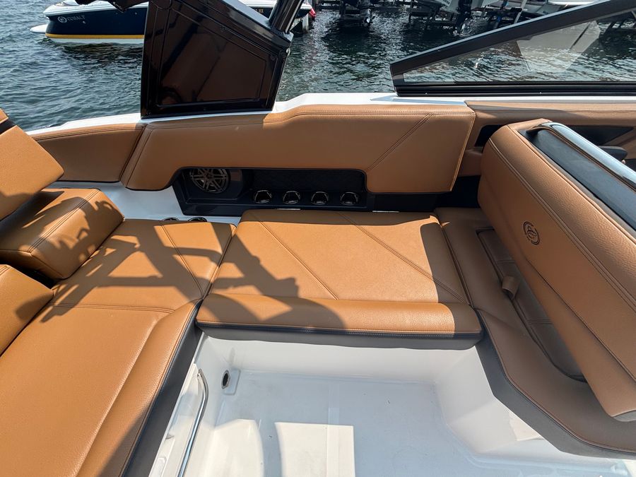 2027 Cobalt R4 Surf, photo 4 of 18