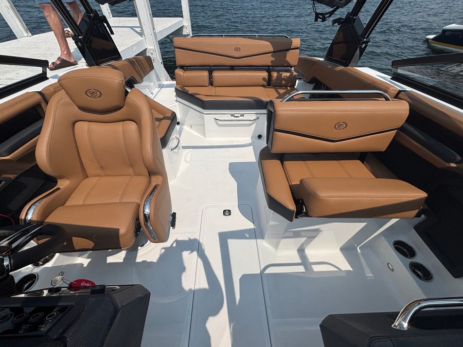 2027 Cobalt R4 Surf, photo 17 of 18