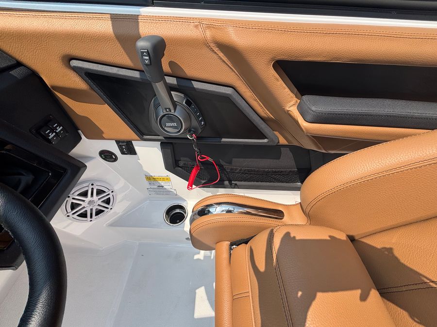 2027 Cobalt R4 Surf, photo 7 of 18