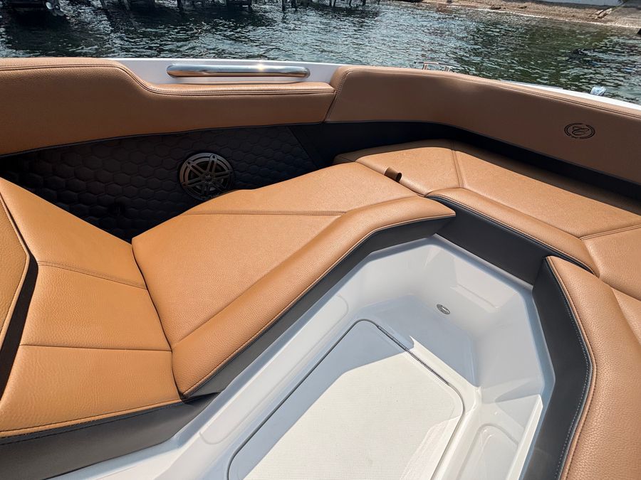 2027 Cobalt R4 Surf, photo 14 of 18