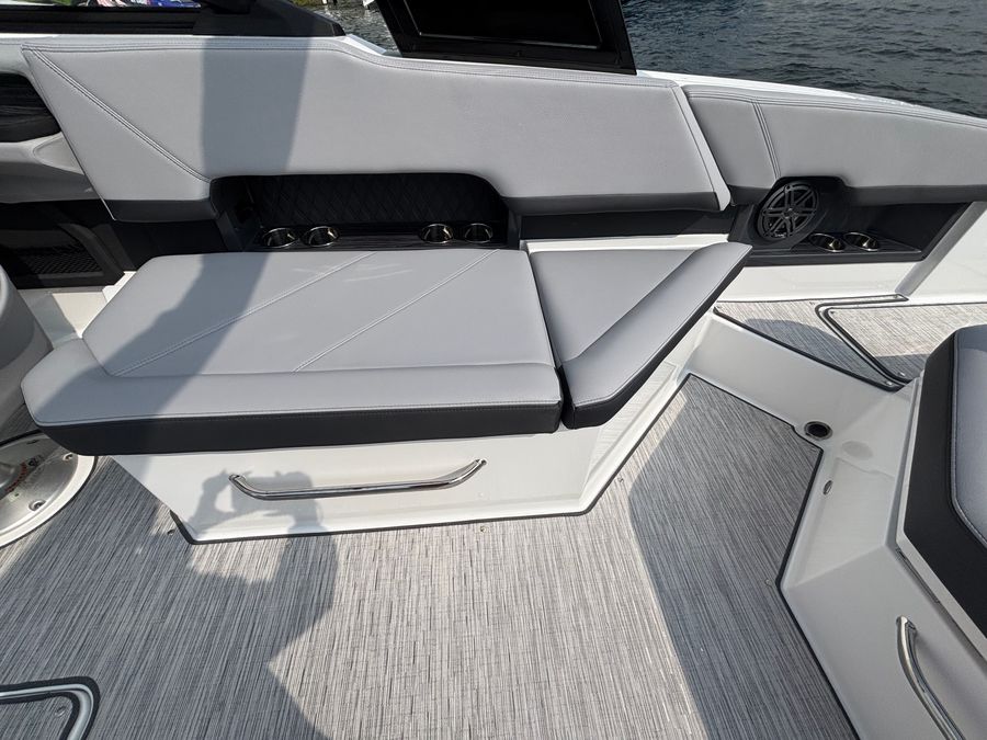 2027 Cobalt R8, photo 4 of 22