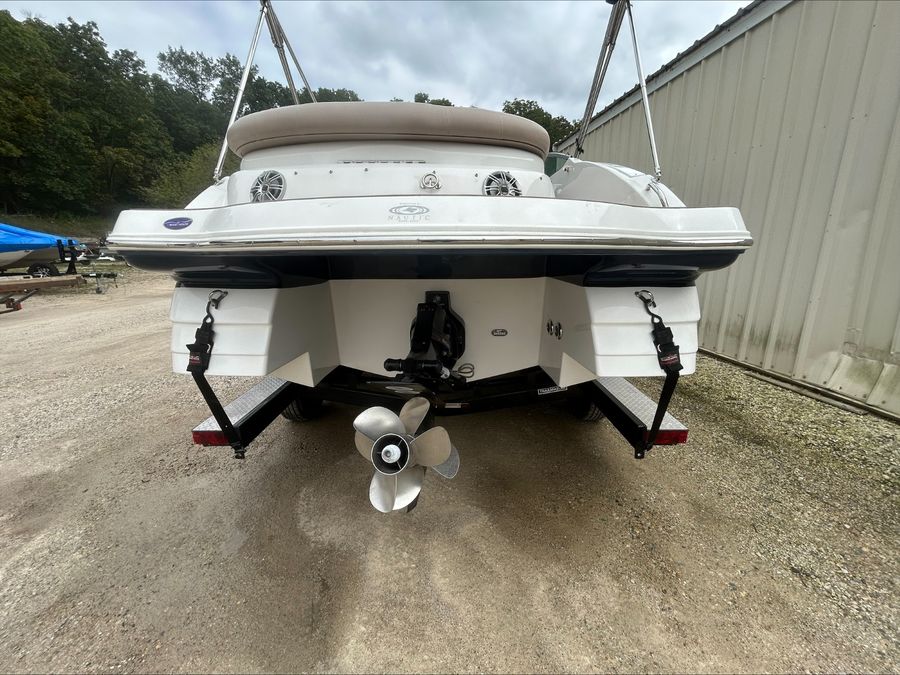 2013 Hurricane SunDeck 2200 DC IO, photo 3 of 14